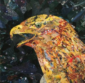 Un aigle aux plumes dorées, on y distingue des animaux terrestres et marins.