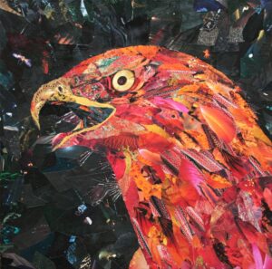 Un aigle au plumage rouge, où on distingue fleurs et animaux marins