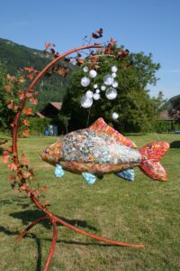 Carpe de Loire, sculpture en résine de de 2m, les écailles sont faites de plumes et de fourrure - vue d'ensemble
